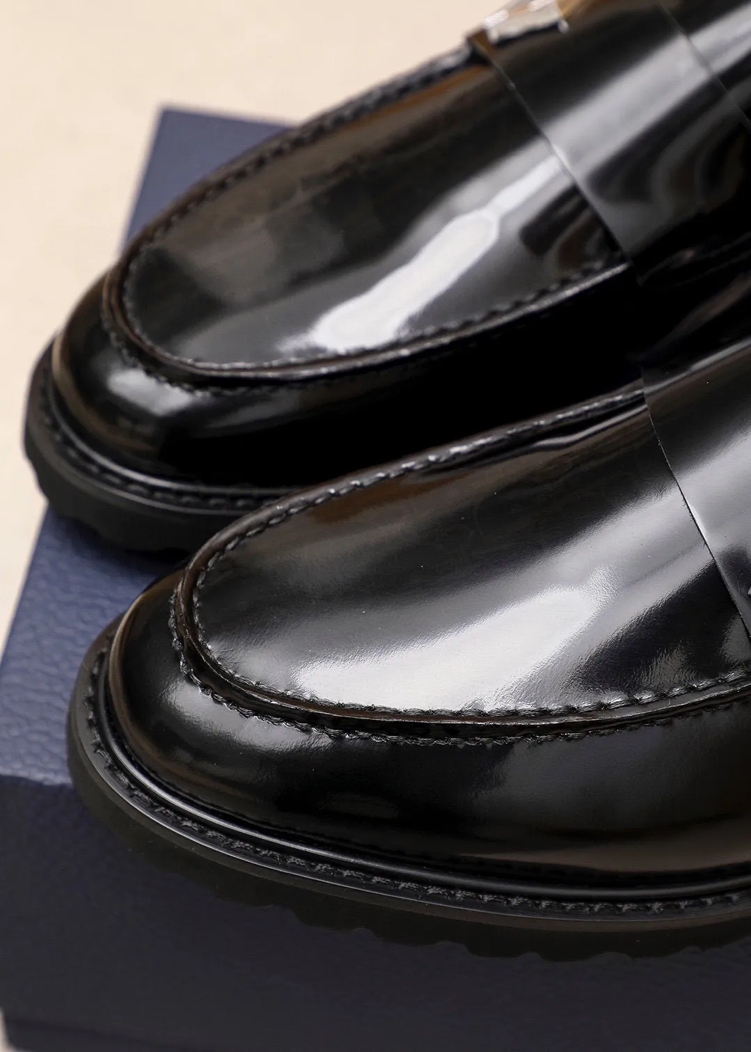 Men's shoes 💰460 💐 Product trademark: Dior "Dior" casual leather shoes Regular size: 39-44 (38.45🉑️customized) Product materials: Selected Italian imported first-layer open-edge beaded cowhide upper + classic hardware buckle, imported water-dyed cowhide lining. Strong three-dimensional visual effect, foam outsole Color: 2⃣️colors available